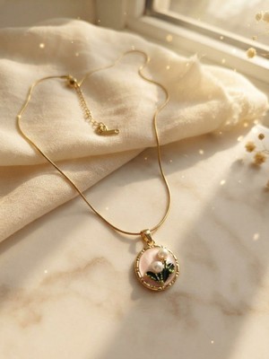 Meneva Aksesuar Vintage Tasarım Pembe Zeminli Inci ve Siyah Çiçek Detaylı Gold Çelik Kolye