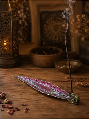 Tan Organik Pembe Işlemeli Fil Figürlü Metal Tütsülük – Otantik Yaprak Formlu Çubuk Tütsü Tutucu 22CM