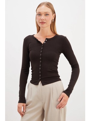 FullaModa Önü Çıtçıtlı Ribanalı Slim Fit Bluz