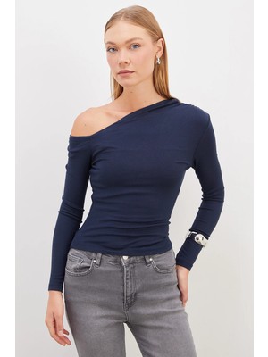 FullaModa Asimetrik Yaka Omzu Açık Slim Fit Bluz