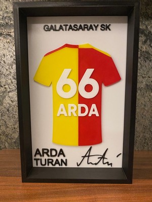 Riva Self Arda Turan Sarı Kırmızı Parçalı Forma Tasarımlı 3D Çerçeveli Dekoratif Duvar Süsü ve Masaüstü Tablo 66 Numara