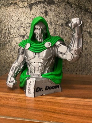 Riva Self Dr. Doom 3D Baskı Dekoratif Büst | Marvel Koleksiyon Figürü ve Masaüstü Aksesuarı 13 cm
