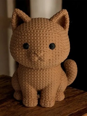 Toynetic Plastik Sevimli Örgü Kedi – Nostaljik Dokulu Dekoratif Obje & Biblo