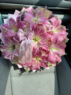 Lady Flowers Solmayan 30 Lu Gül ve 15 Adet Lilyum Buketi Taşlı Kurdeleli Sevgiliye Özel Unutulmaz Hediye Yapay Çiçek