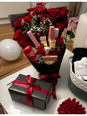 Lady Flowers Makyaj Malzemeli Ruj Allık Lipgloss Fondöten Maskara ve 7 Adet Gül Buketi Yanında Sürpriz Şans Kutusuyla Beraber Sevgiliye Özel Unutulmaz Hediye Yapay Çiçek
