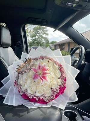 Lady Flowers Solmayan 20 Adet Beyaz Gül 10 Adet Pembe Gül 1 Adet Lilyum Taçlı Buket Sevgiliye Özel Unutulmaz Hediye Yapay Çiçek