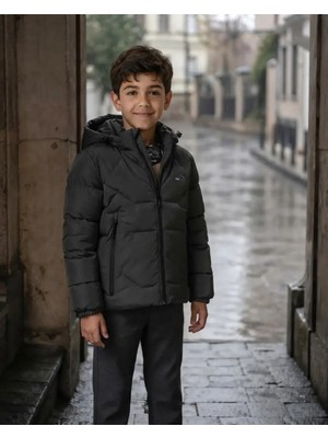 Robin Erkek Çocuk Füme Renk Kapüşonlu Cepli Fermuarlı Şişme Mont Kışlık