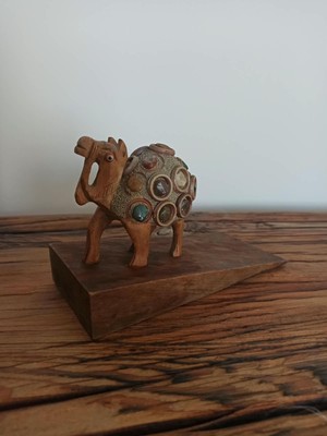 Hureggo Vintage Doğal Taşlı El Oyması Ahşap Deve Biblosu - 16 cm Masif Kaideli (Koleksiyonluk)
