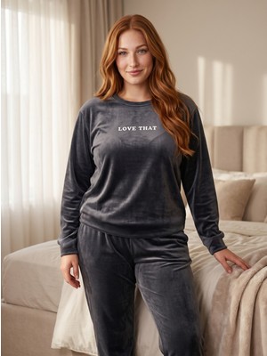 Estiva Kadın Everything Yazılı Büyük Beden Kadife Pijama Takımı