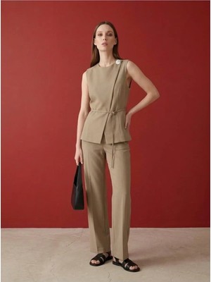 Lizay Dress Frame Vest Model