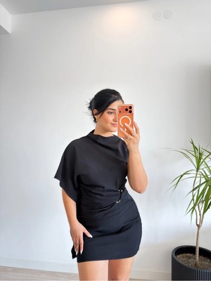Rosyposy Kadın Siyah Tokalı ve Kol Detaylı Şık Mini Elbise