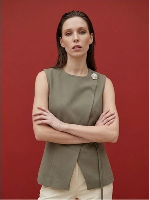 Lizay Dress Frame Vest Model