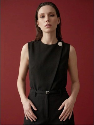 Lizay Dress Frame Vest Model
