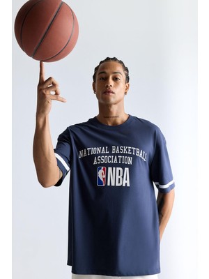 1001 DEFACTO%100 Pamuk Nba Wordmark Oversize Geniş Kalıp Bisiklet Yaka Kısa Kollu Tişört E3011AX25AU