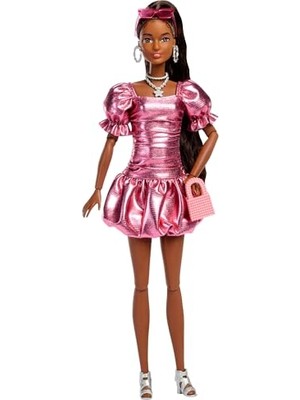 Aesco Barbie Stil Ikonu Bebek, Balon Etekli Metalik Mercan Rengi Elbise Giyen ve Güneş Gözlüğü, Mücevher ve El Çantası Gibi Aksesuarlar Takan, At Kuyruğu Siyah Saçlarıyla, JFP41