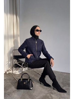 Armine Trend Fermuar Detaylı Taş Süslemeli Cepli Uzun Ceket Modern Şık Günlük Tesettür Dış Giyim Lacivert 25KT507