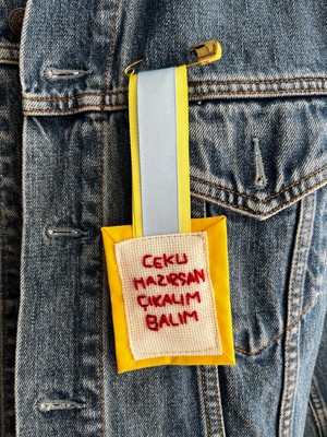 Ziv El Yapımı Ceku Hazırsan Çıkalım Balım Yazılı Kumaş Broş ve Rozet