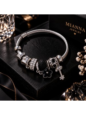 Mianna Kadın Charm Bileklik Gümüş Renkli Siyah Taşlı Çiçek ve Anahtar Figürlü Şık Bileklik
