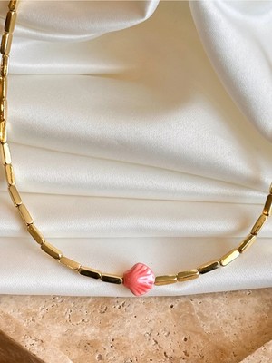 Dore Collection Pirinç Üzeri Altın Kaplama Pastel Tonlar Deniz Kabuğu Kolye⁠