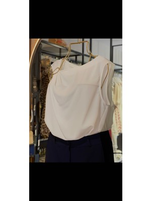 Sateen Aksesuar Detaylı Kolsuz Bluz