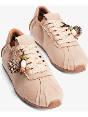 Mubiano Kadın Süet Sneaker Arka Lastikli Aksesuarlı Spor Ayakkabı Moya Bej