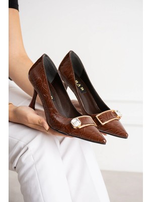 Dabab Shoes Sena Kadın Kahve Kırışık Rugan Sivri Burun Taşlı Toka Detaylı 7 cm Ince Topuklu Stiletto Ayakkabı