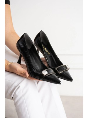 Dabab Shoes Sena Kadın Siyah Kırışık Rugan Sivri Burun Taşlı Toka Detaylı 7 cm Ince Topuklu Stiletto Ayakkabı