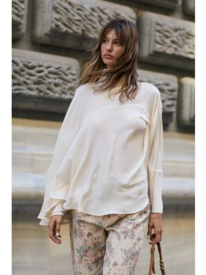 DeFacto Fashion Fit Dik Yaka Krep Uzun Kollu Bluz G8612AX26SP