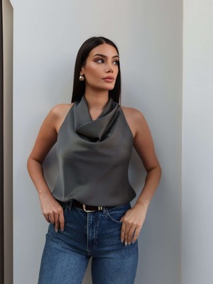 Esra Helvacı Degaje Yaka Kolsuz Saten Bluz