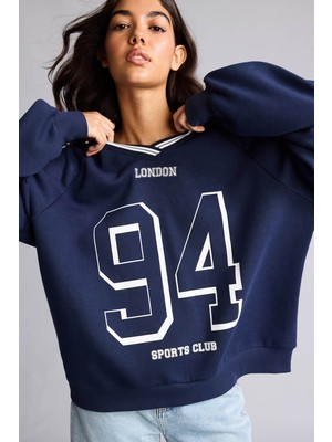 Defacto Oversize V Yaka Baskılı Lacivert Kadın Sweatshirt I0201AX/NV241