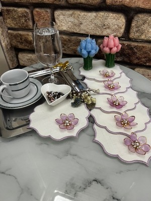 Minoza Lotus Çiçek Broşlu Renkli Nakışlı Leke Tutmazt Kumaş Kahve Yanı Sunum Peçetesi, Kokteyl Bardak Altlığı 6 Adet