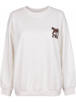 Trender Kuzu Nakış O Yaka Ekru Kadın Sweatshirt 27KDT1000025