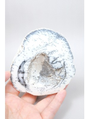Healcrystal Mavi-Beyaz Dendritik Opal Levha – Şeffaf Buz-Mavi Çekirdek ile Doğal Matris Boşluğu ve Siyah Dendritler, 222G