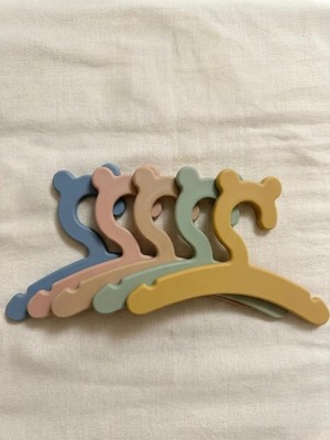 Alvera Ayı Kulaklı Pastel Bebek Kıyafet Askısı Seti – 5'li