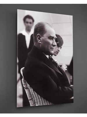 Esranın Dünyası Siyah Beyaz Atatürk Dikey Cam Tablo