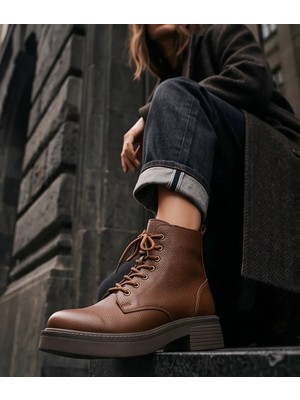 Futsi Shoes Ravenna Taba Hakiki Deri Bağcıklı Kalın Taban Topuklu Postal Kadın Bot