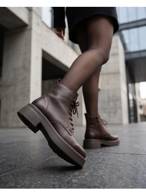 Futsi Shoes Ravenna Kahverengi Hakiki Deri Bağcıklı Kalın Taban Topuklu Postal Kadın Bot