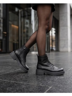 Futsi Shoes Ravenna Siyah Hakiki Deri Bağcıklı Kalın Taban Topuklu Postal Kadın Bot