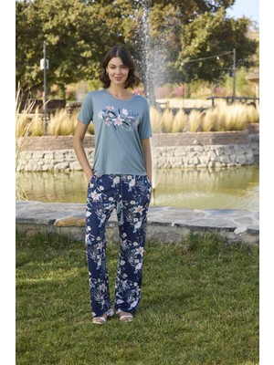 Pileli Store Çiçek ve Yaprak Desenli ve Baskılı Pijama Takımı