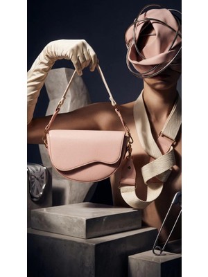 Ematcrt Soft Pembe Yumuşak Deri Gold Detaylı Tek Gözlü Kadın Omuz Çantası 23X15 cm - Lisinya