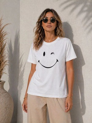Velmora Fashion Kadın Minimal Gülümseyen Yüz Baskılı Tişört Kısa Kol Yazlık T-Shirt - Beyaz