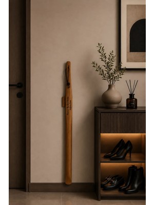 NYN İsimli Kişiye Özel  Ahşap 70 cm Uzunluğunda Mıknatıslı Ayakkabı Çekeceği Kerata 1 Adet Ceviz Renk