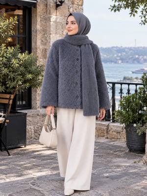 Şık ve Mutlu Bordo Atkı Aksesuarlı Midi Tesettür Kürk Kaban