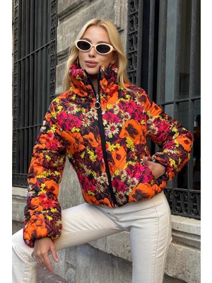 Keyifli Moda Turuncu Dik Yaka Çiçekli Kısa Şişme Mont