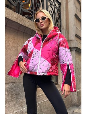 Keyifli Moda Pembe Desenli Kapüşonlu Kolları Fermuarlı Kısa Şişme Mont