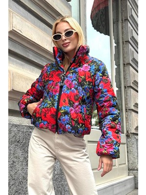 Keyifli Moda Mavi Dik Yaka Çiçekli Kısa Şişme Mont