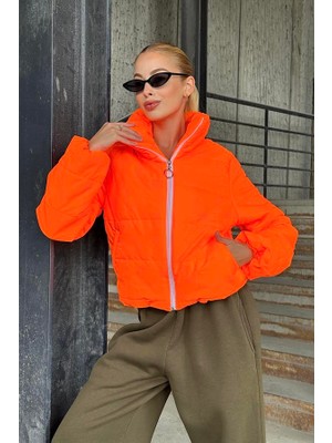 Keyifli Moda Turuncu Sırtı Taş Baskılı Dik Yaka Kısa Şişme Mont