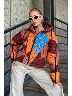 Keyifli Moda Kahverengi Desenli Kapüşonlu Kolları Fermuarlı Kısa Şişme Mont