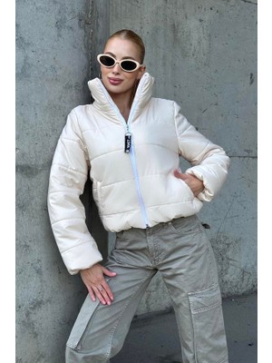 Keyifli Moda Bej Sırtı Taş Baskılı Dik Yaka Kısa Şişme Mont