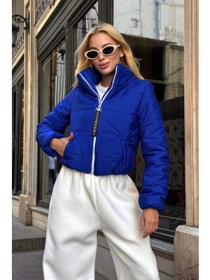 Keyifli Moda Saks Mavi Sırtı Taş Baskılı Dik Yaka Kısa Şişme Mont